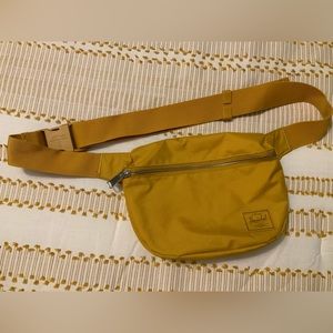 Herschel, nylon belt back